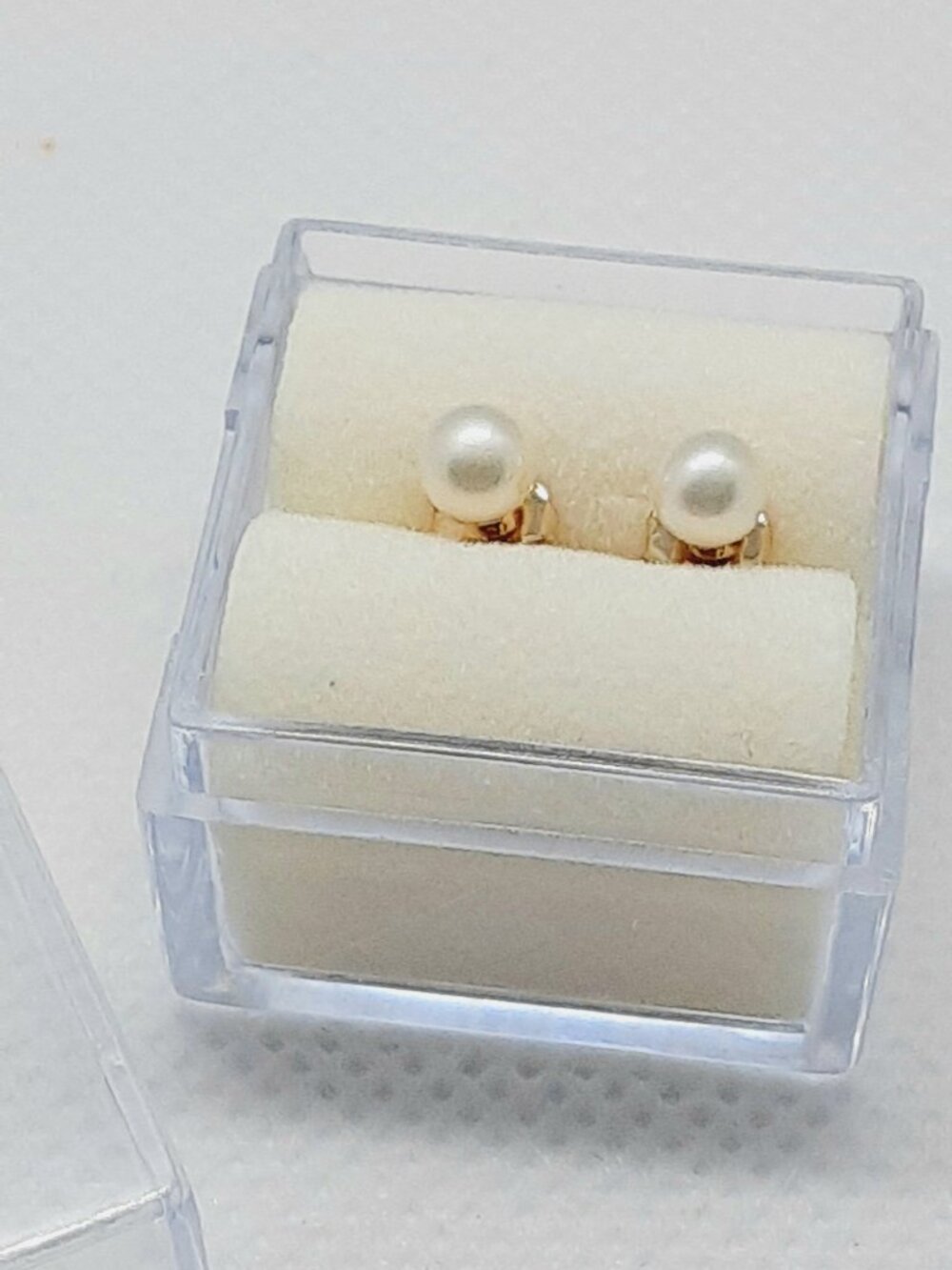 NEW minimalist 14kt yellow gold and pearl post earrings - Picture 4 of 4